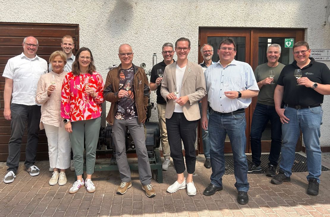 Von links: Stefan Jedele (Mittelrhein Wein e. V.), Rita Lanius-Heck (Welterbe-Gastgeber), Maximilian Hendgen (Bauern- und Winzerverband Mittelrhein), Nadya König-Lehrmann (ZV Welterbe Oberes Mittelrheintal), Oliver Bock (FAZ), Guido Hönig (Romantischer Rhein Tourismus GmbH), Weinkönig Felix Grün, Werner Eckert (SWR), Jörg Denninghoff (Landrat Rhein-Lahn-Kreis), Prof. Dr. Rainer Jung und Christoph Schüßler (beide HS Geisenheim.