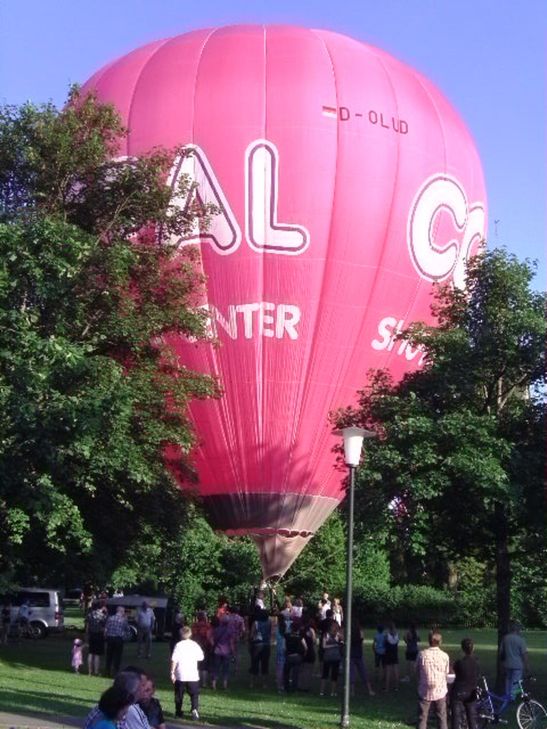 Start eines Heißluftballons 2010 neben der Reinsfelder Pfarrkirche.