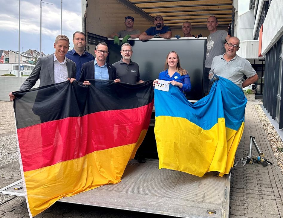 Ein Zeichen der deutsch-ukrainischen Solidarität: Insgesamt 44 digitale Tafeln spendete der Kreis Euskirchen ans Blau-Gelbe Kreuz.