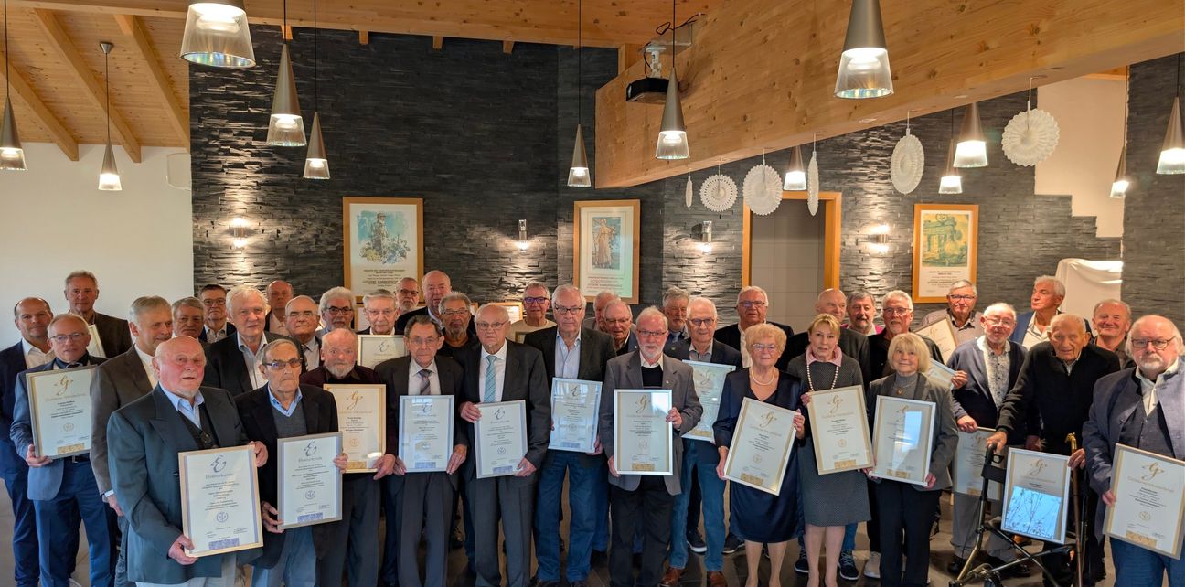 Zusammen kommen die Jubilare auf fast 2000 Jahre Meisterwürde. 29 Goldene Meister, sieben Diamantene Meister und in den Reihen Schmiedemeister Erich Marschall, der auf 70 Jahre als Meister zurückblickt.