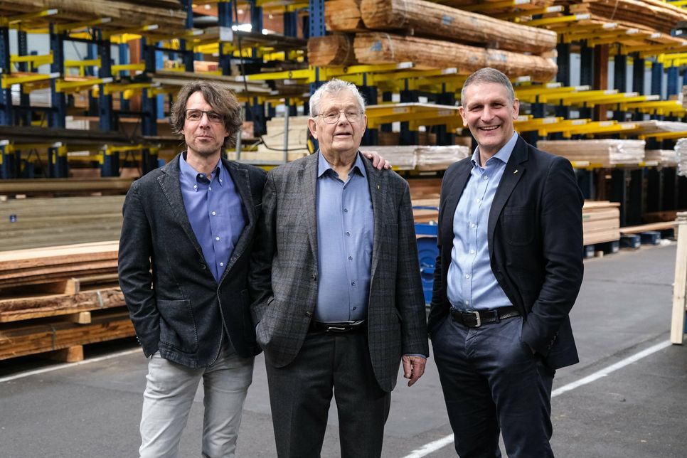 Seit dem 1. Januar 2023 ist Jörg Hausmann (rechts) zum Geschäftsführer des Trierer Familienunternehmens Holzland Leyendecker bestellt.  Im Bild (links): Stefan Leyendecker, Mehrheitsgesellschafter der Muttergesellschaft C. Th. Leyendecker-Heil GmbH, und Seniorchef Peter Leyendecker (Mitte).