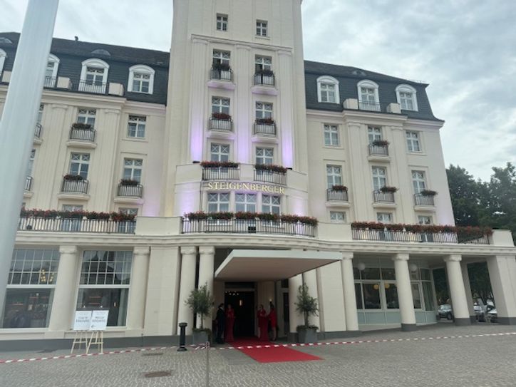 Nur ein ganz kurzer roter Teppich lag aus zur Eröffnungsfeier.