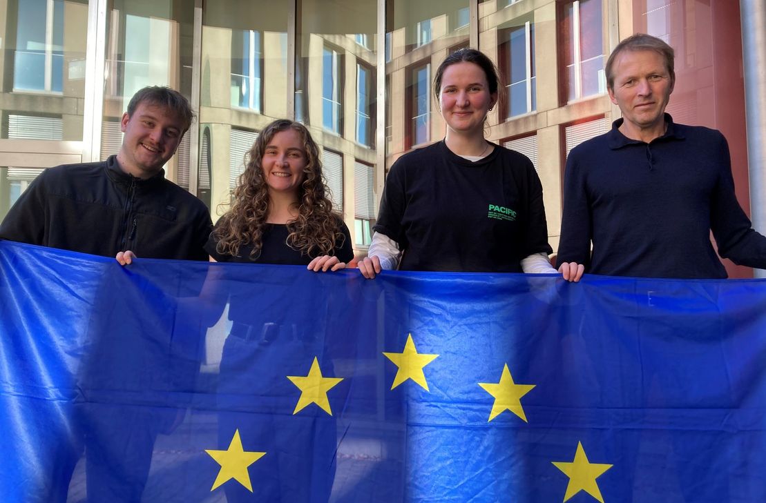 Die Europäische Union fördert die Arbeit der Koordinationsstelle Jugendpartizipation auch weiterhin finanziell. Das freut (v.l.) den Bildungsdezernenten der StädteRegion Aachen Markus Terodde ebenso wie Sophie Keller, Lisa Trettler und Jonas Schmitz.