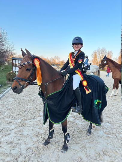 Jule Neuerburg, Landesmeisterin im Vierkampf, auf Pferd Rivaldi.