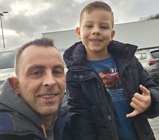 Ein letztes Bild von Manuel mit seinem sechsjährigen Sohn, nach einem Frisörbesuch.