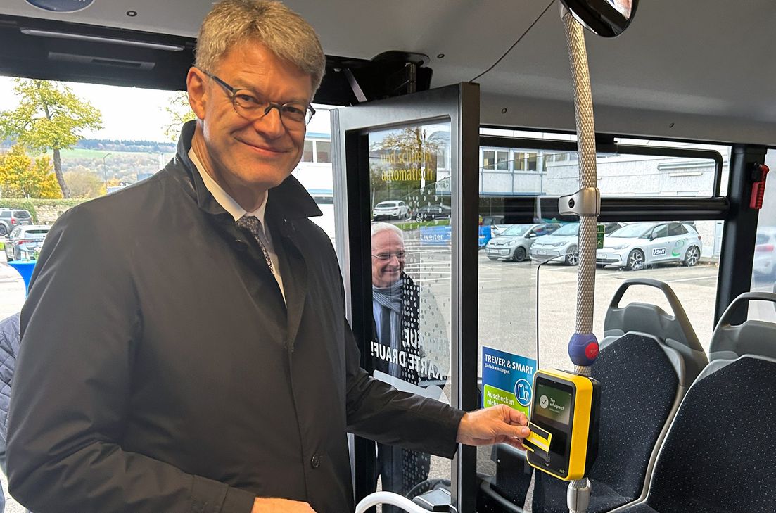 Schnieder testet das digitale Zahlverfahren.