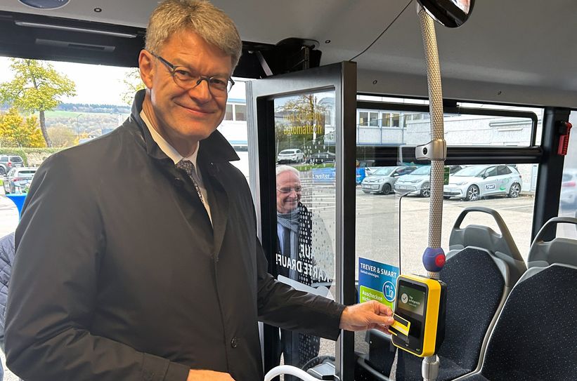 Schnieder testet das digitale Zahlverfahren.