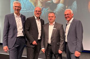 (v.l.): Erik Gregori (Co-Vorstandssprecher), Dr. Michael Wilkes (Co-Vorstandssprecher), Peter van Moerbeeck (Vorstand), Hans-Peter Scholtes (AR-Vorsitzender).