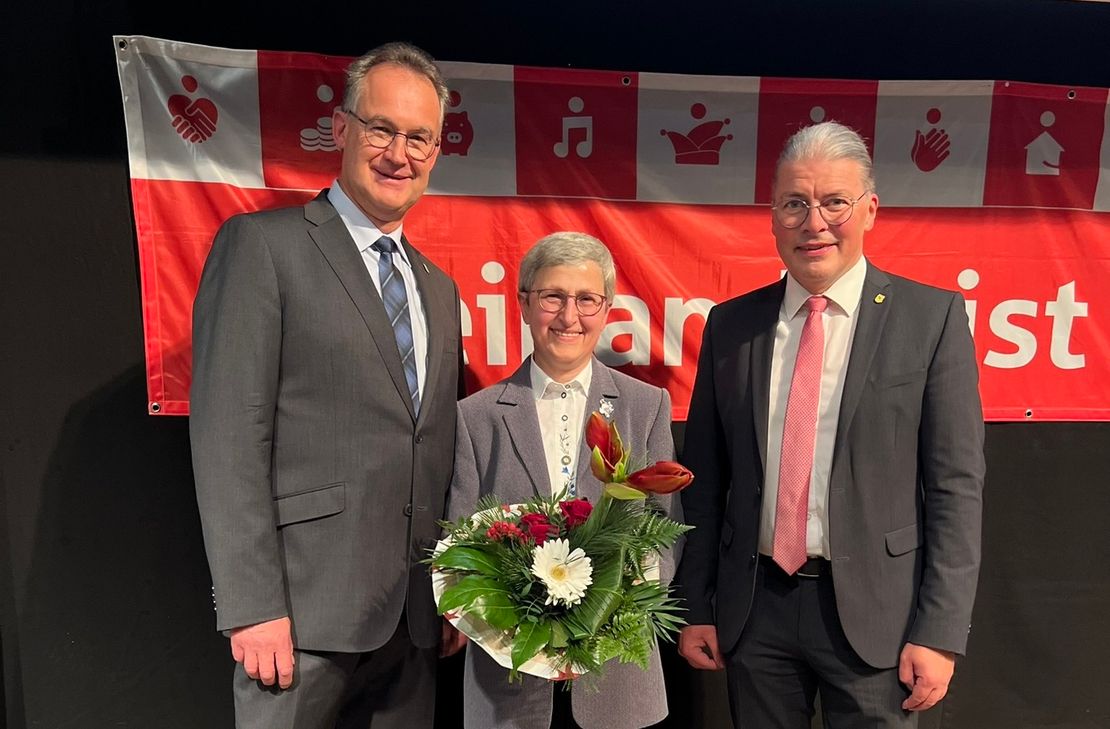 Stefan Haas kürt Resi Braun zu Simmeraths Ehrenamtspreisträgerin. Bürgermeister Bernd Goffart gratuliert.