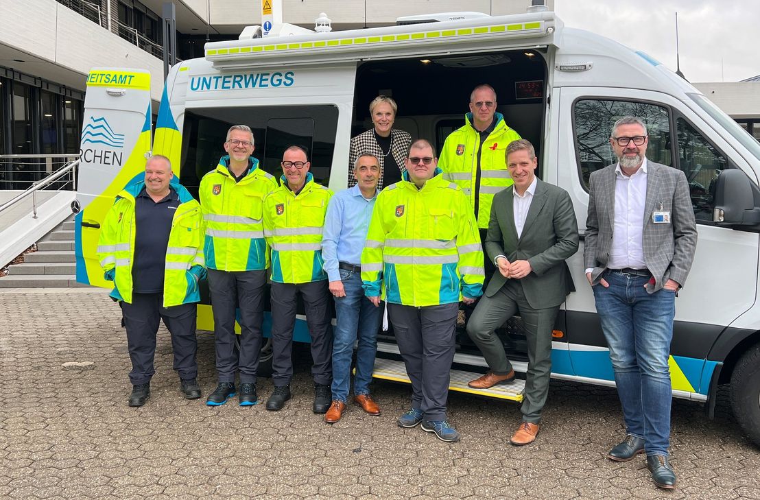 Gemeinsam mit Birgit Wonneberger-Wrede, Geschäftsbereichsleiterin Gesundheit und Soziales (5.v.li.), Landrat Markus Ramers (2.v.re.) und Oliver Grotius (re.) von der Firma Detecon, freuen sich die Mitarbeiter des Gesundheitsamtes über das neue Fahrzeug mit dem Spitznamen »Gunter«.