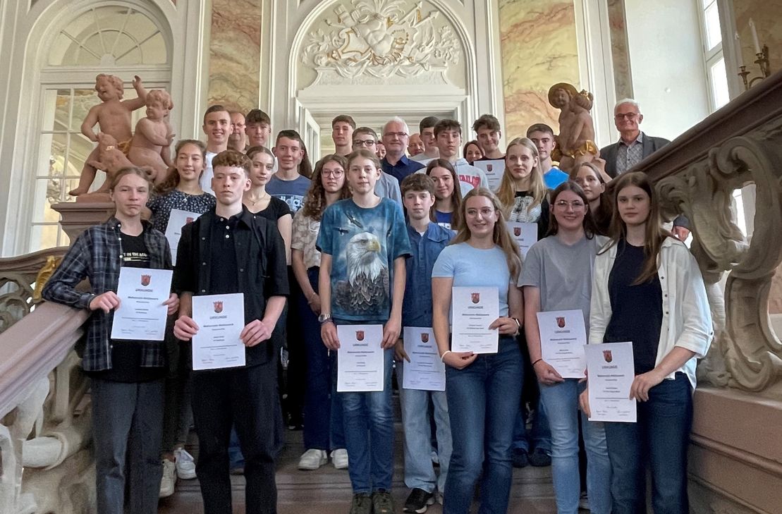 Das Pressefoto der Siegerinnen und Sieger des Landeswettbewerbs Mathematik.