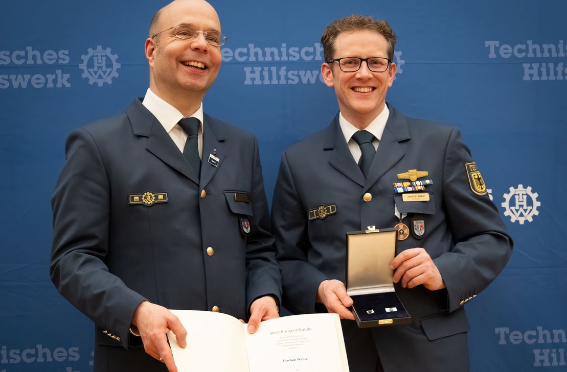 Verleihung des THW Ehrenzeichen in Bronze durch den THW Landesbeauftragten für Hessen, Rheinland-Pfalz, Saarland, Marcus Hantsche (rechts), an den THW Ortsbeauftragten Bitburg, Joachim Weber (rechts)