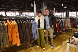 Jeanette und Thorsten Lüpkemann inmitten der Ware, die nun abverkauft wird.