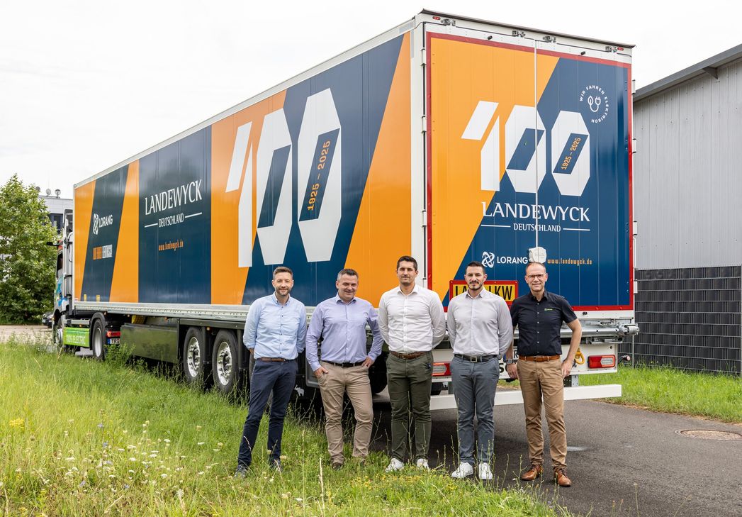 Unser Foto zeigt von links nach rechts: Stefan Morandini, Sven Müller, Philipp Basquit, Dennis De Luca (Landewyck Deutschland), Paul Winter (Spedition Lorang).