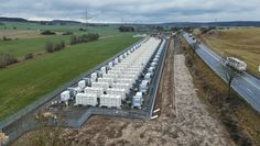 So sieht es derzeit auf der Baustelle des neuen Batteriegroßspeichers aus, der neben der B 51 und dem Umspannwerk Dahlem errichtet wird.