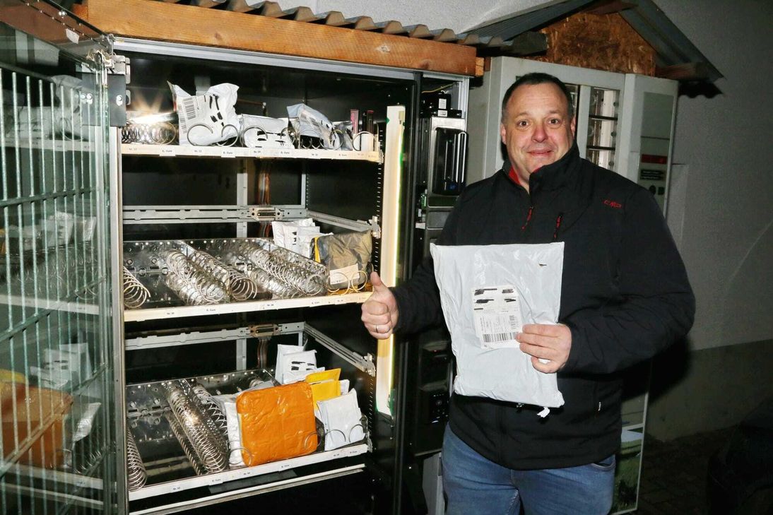 Geschäftsmann Sascha Theis besorgte an Karfreitag einen größeren Automaten. Der Erste war nach nur 16 Stunden restlos ausverkauft.