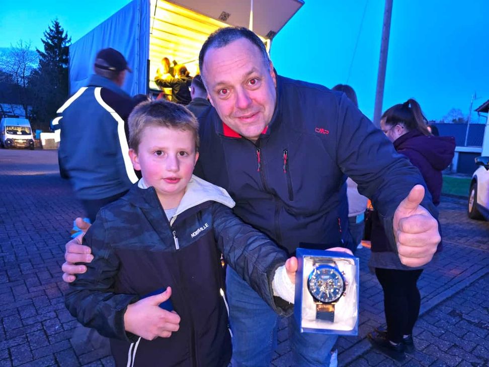 Paul Schmitt (10) aus Oberhausen Glück, er hatte eine neue Armbanduhr im Päckchen.