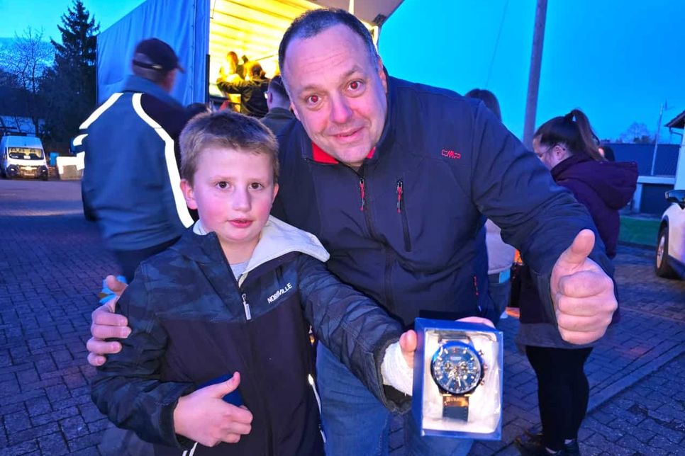 Paul Schmitt (10) aus Oberhausen Glück, er hatte eine neue Armbanduhr im Päckchen.