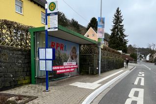 Diese Bushaltestelle ist bereits mit einem erhöhten Bordstein und einem Blindenleitsystem ausgestattet.