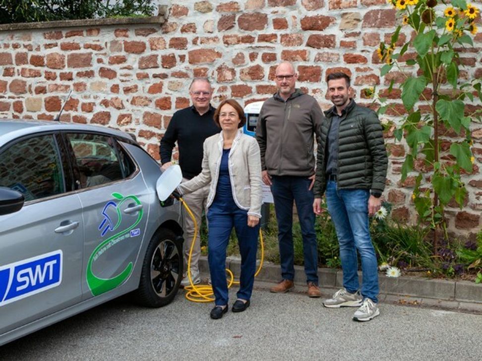 von links: Arndt Müller (Vorstand SWT), Andrea Weber (Managerin Hotel Deutscher Hof), Dirk Görger (Projektleiter SWT), Marc Bonertz (Vertriebsleiter SWT)
