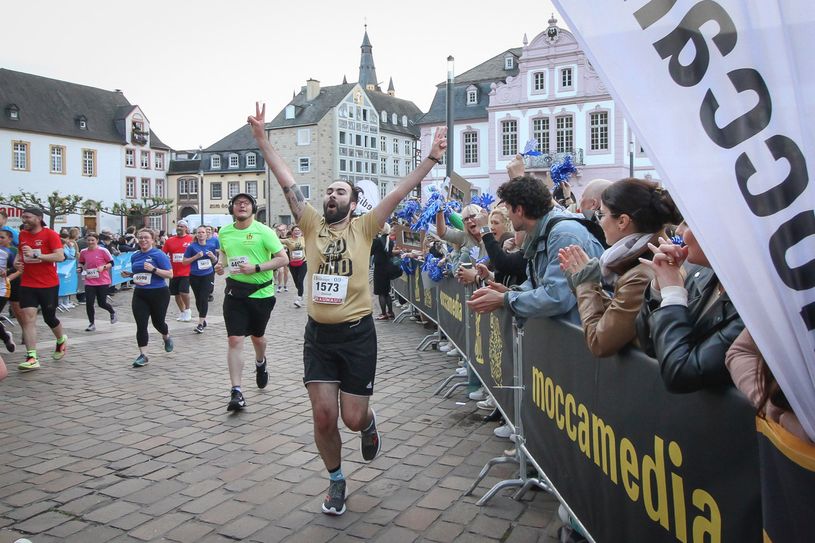 Das Firmenlauf-Erlebnis in der Trierer Innenstadt: Bestens gelaunt durchs Zuschauerspalier über Hauptmarkt und Domfreihof.