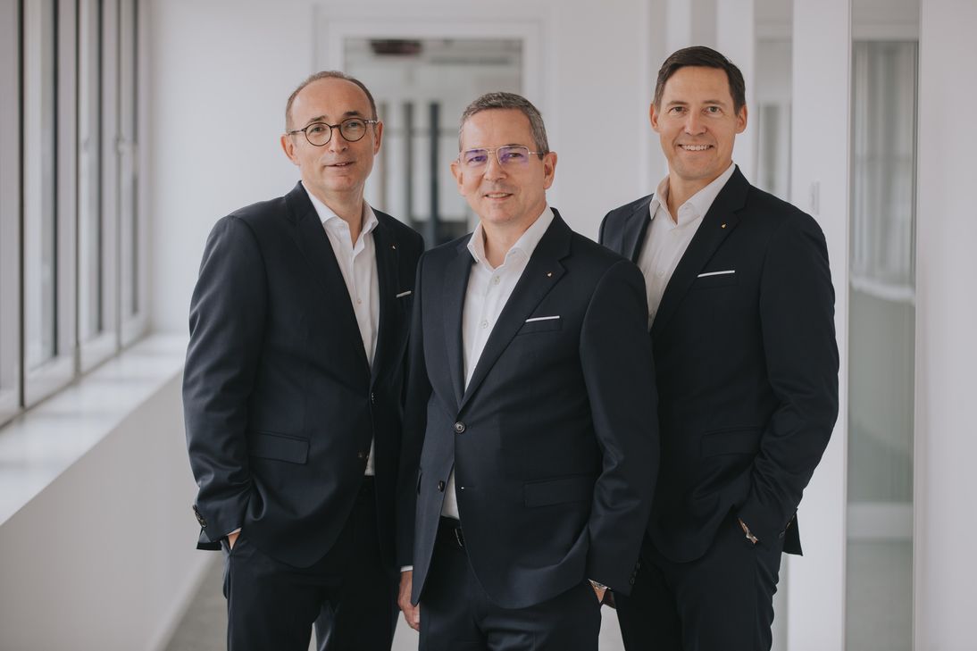 Der Vorstand der Sparkasse Trier – Vorstandsvorsitzender Dr. Peter Späth (Mitte), stellvertretender Vorsitzende Martin Grünen (links) und Vorstandsmitglied André Polrolniczak – blicken auf ein erfolgreiches Jubiläumsjahr zurück.