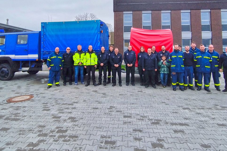 Gemeinsam mit Mitgliedern der Feuerwehr Weißenthurm besuchten Vertreter des Katastrophenschutzes Mayen-Koblenz das Koblenzer THW, wo einer der beiden kreiseigenen Ölsperren-Anhänger ab sofort stationiert ist.