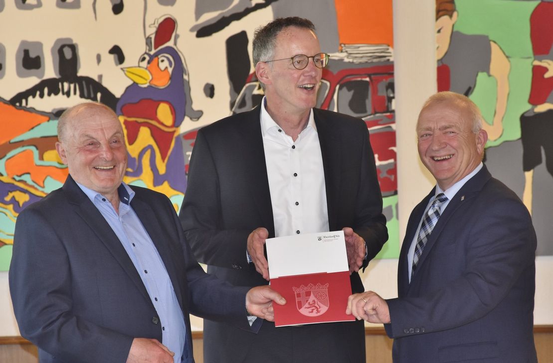 li. Ortsbürgermeister Karl Hansen, Innenminister Michael Ebling und re. Bürgermeister Aloysius Söhngen bei der Übergabe des Förderbescheids an die Ortsgemeinde Hersdorf.