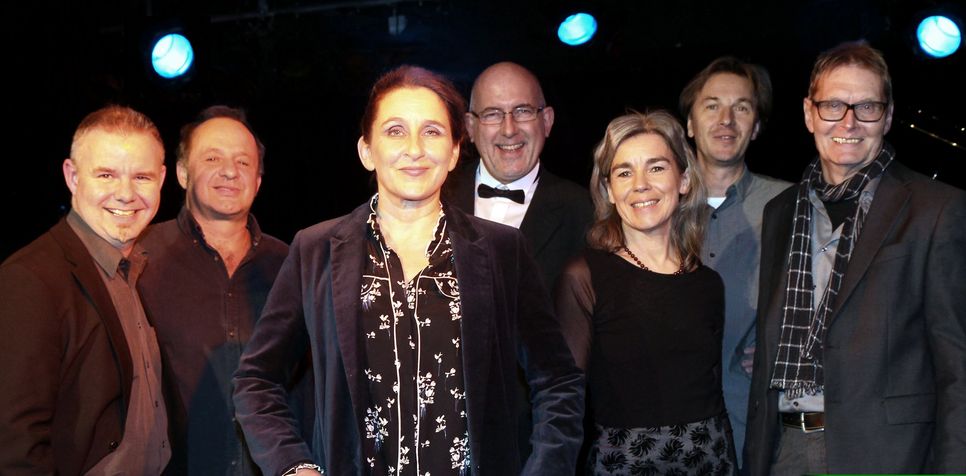 Gegen 18.30 Uhr findet in der Kultur- und Tagungsstätte Synagoge ein Konzert mit dem Ensemble ‚Schall und Rauch' statt. Ihr Programmstück ‚Irgendwo auf der Welt gibt's ein kleines bisschen Glück' erinnert an Künstler, die schon um 1930 früh die Gefahren des aufkommenden nationalsozialistischen Gedankenguts erkannten und in ihren Werken aufgegriffen haben.