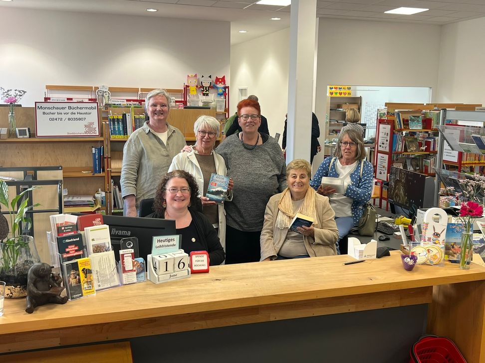 Die Teams von Sparkasse und Stadtbücherei freuen sich auf Besucher.