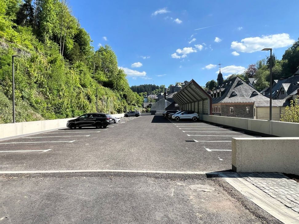 Das neue Parkdeck bietet auf zwei Etagen Platz für etwa 90 Autos.