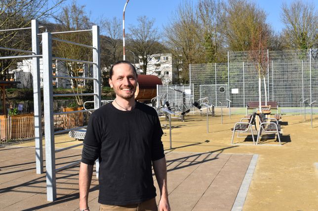 Jonas Flöck von der Quartiersarbeit Ehrang in der neuen Anlage. Er übernahm gemeinsam mit Melanie Bergweiler von der Gemeinwesenarbeit Ehrang die Koordination.