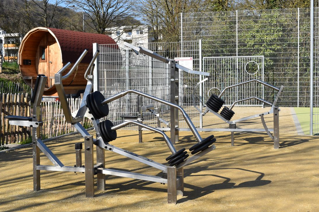 Unter anderem stehen insgesamt sechs Kraftgeräte mit Gewichten zur Verfügung.