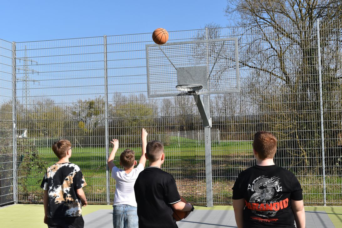 Kinder testen bereits den Basketballkorb