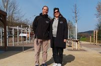 Die Verantwotlichen Jonas Flöck und Melanie Bergweiler vor der neuen Anlage.