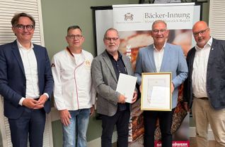 v.l.: Verbandsgeschäftsführer Henning Funke, Obermeister Karsten Fleury, Ehrenobermeister Raimund Licht, Landesinnungsmeister Jürgen Hinkelmann und Innungsgeschäftsführer Dirk Kleis.