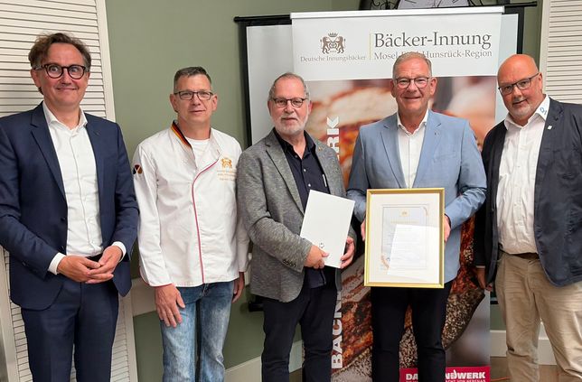 v.l.: Verbandsgeschäftsführer Henning Funke, Obermeister Karsten Fleury, Ehrenobermeister Raimund Licht, Landesinnungsmeister Jürgen Hinkelmann und Innungsgeschäftsführer Dirk Kleis.