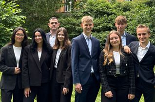 Diese acht Auszubildenden übernehmen die Sparkassen-Filiale in Trier-Heiligkreuz (v.l.n.r.): Rojin Seker, Ekaterina Skripko, Philipp Schug, Leonie Mayer (alle Service-Team), David Kauz (Filialleitung), Marie-Claire Merz (Kundenberatung), Moritz Funk (Serviceberatung) und Michael Pütz (Kundenberatung).