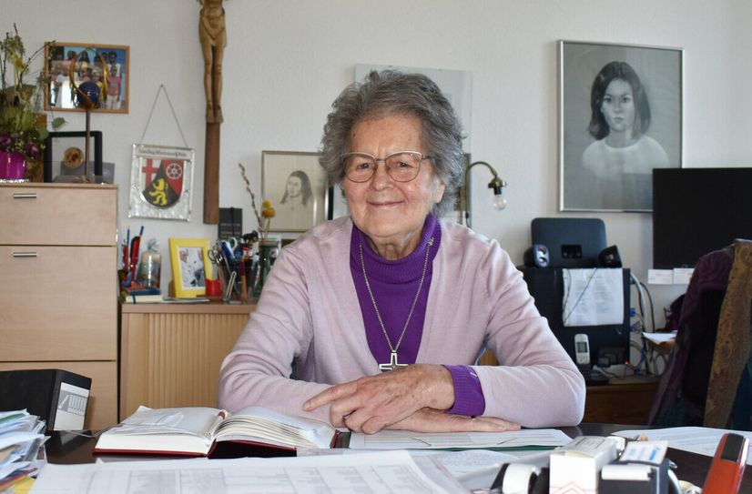 Lea Ackermann in ihrem Arbeitszimmer in Hirzenach.