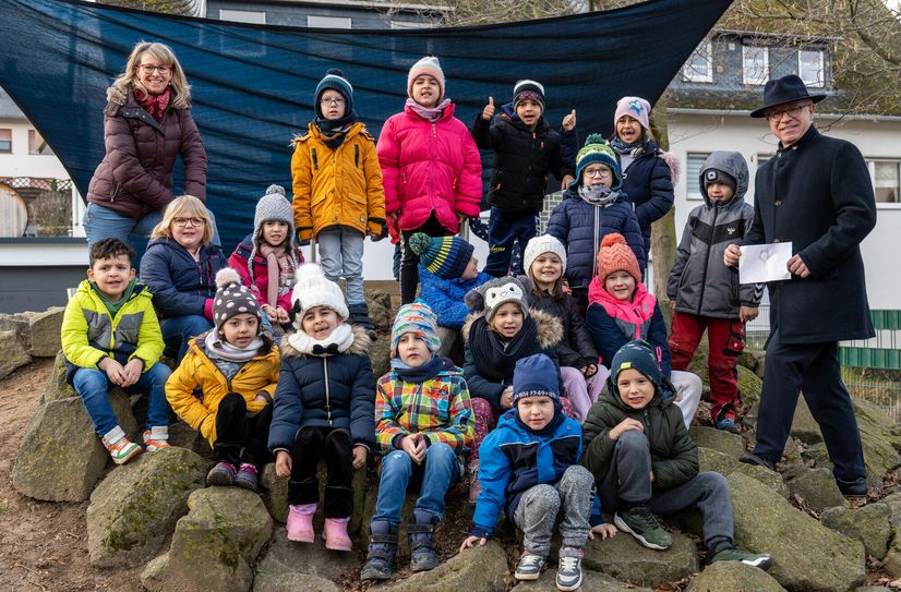 Boppards Bürgermeister Jörg Haseneier (rechts) war zu Besuch bei den Vorschulkindern und der Kita-Leitung Katrin Link (links) in der katholischen Kindertagesstätte St. Ägidius in Bad Salzig. In der Hand hält er ein Bild, das ihm ein Kind gemalt und geschenkt hat.