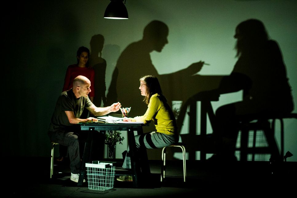 Theater in Französisch mit deutschen Übertiteln: Die Gruppe "Pardès Rimonim" widmet sich in ihrem Stück den Themen Flucht und Asyl. Foto: Bertrand Sinapi