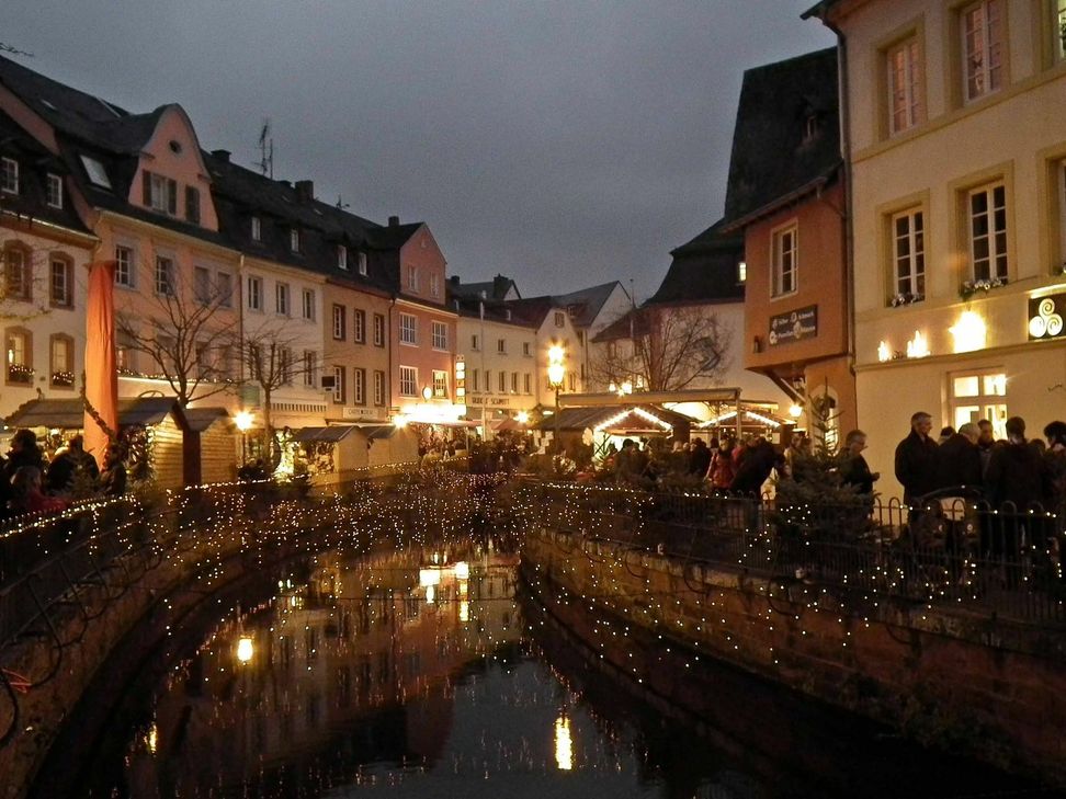 Mehr als 10.000 Lichter werden den Saarburger Christkindlmarkt am 2. und 3. Adventwochenende wieder zu einem festlichen Erlebnis machen. In den neu angeschafften Weihnachtshütten erwartet die Besucher eine bunte Warenwelt. Foto: Elke Janssen