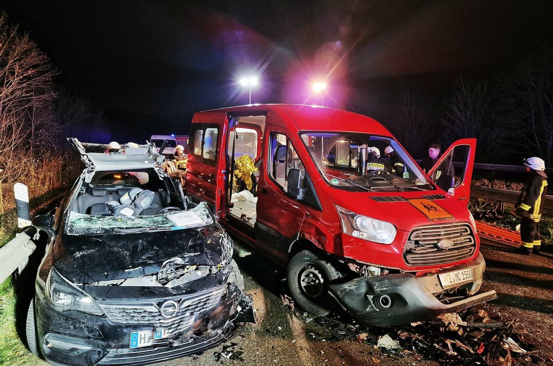 Die Unfallstelle erstreckte sich über mehrere hundert Meter. Acht Fahrzeuge wurden völlig zerstört.