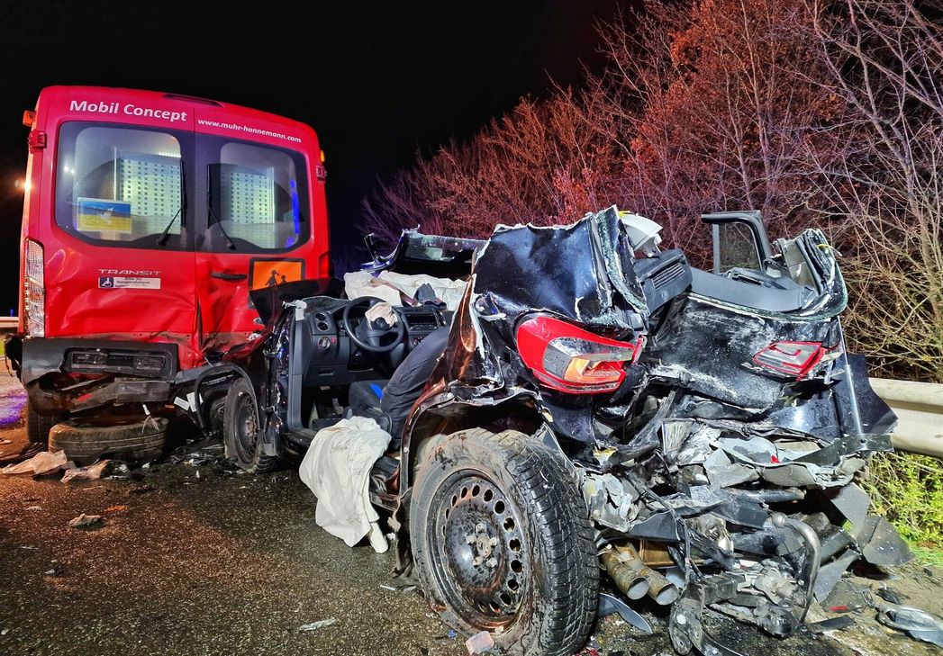 Die Unfallstelle erstreckte sich über mehrere hundert Meter. Acht Fahrzeuge wurden völlig zerstört.