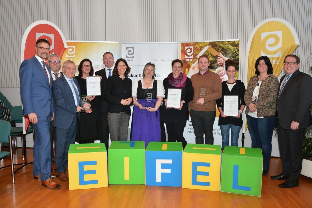 Zum "Eifel-Award 2017" gratulierten unter anderem VG-Bürgermeister Albert Jung, Landrat Manfred Schnur und Christina Schmitt, Leiterin Tourist-Info "Schieferland Kaisersesch".