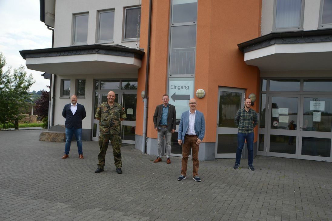 Oberbürgermeister Dirk Meid (2. v. r.) bedankte sich bei einigen Helfern und Helferinnen stellvertretend für alle, die im Schnelltestzentrum tätig waren.