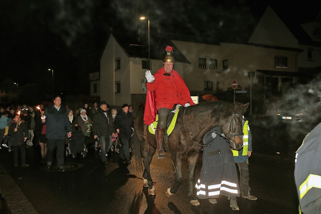 Am 9. November zieht der Martinszug durch Adenau. Archivfoto: Werner Dreschers