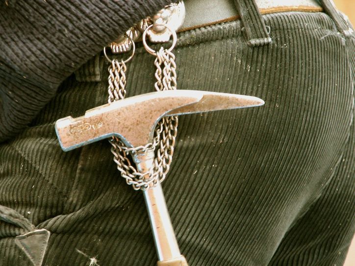 Zimmermann gesucht! Ausbildungsstellen in handwerklichen Berufen bleiben allerdings immer häufiger unbesetzt. Foto: Sturm/ Pixelio