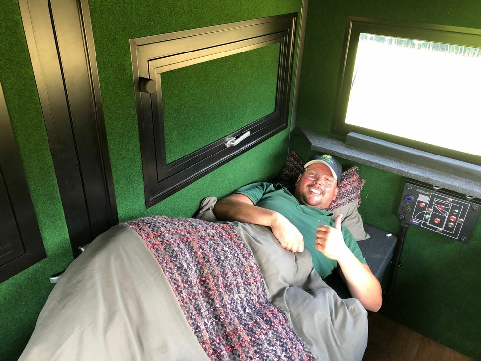 Der neu entwickelte Hochsitz des Start-Up Unternehmens »Zauberjagd« besteht aus Stahl und Aluminium für Sicherheit in fünf Metern Höhe. Außer mit einem Bett verwöhnt die von Patrick Jonas konzipierte Kanzel Jäger mit Heizung und Solarstrom. Fotos: Sybille Schönhofen