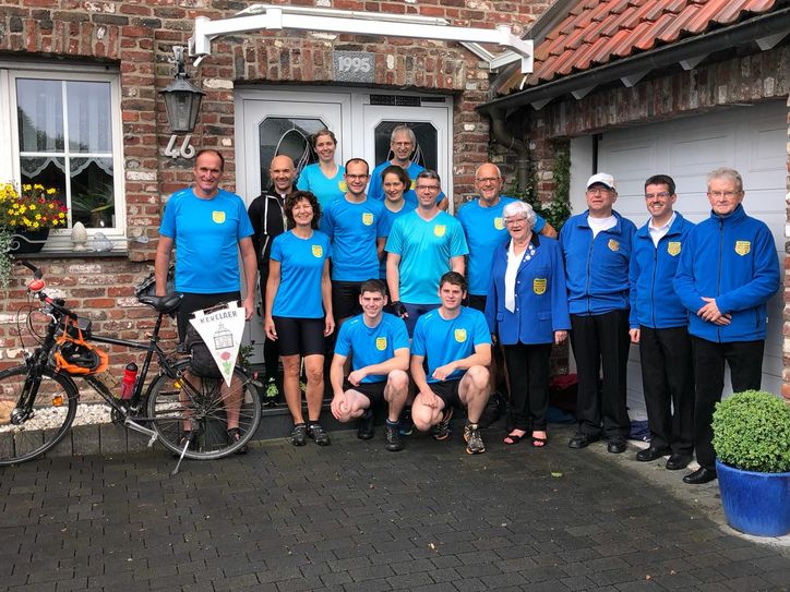 Vertreter der Simmerather Bruderschaft verabschiedeten die Hansa-Blasmusiker zur radelnden Wallfahrt nach Kevelaer. Foto: T. Förster